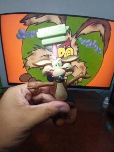 Miniatura Coiote (Wile E. Coyote) com Bigorna ACME Looney Tunes — foto 3