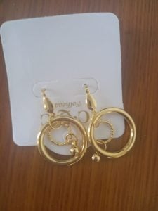 Brinco Folheado Dourado Com Argola Dupla E Pingente De Bolinha Tipo Gancho Moderno — foto 5