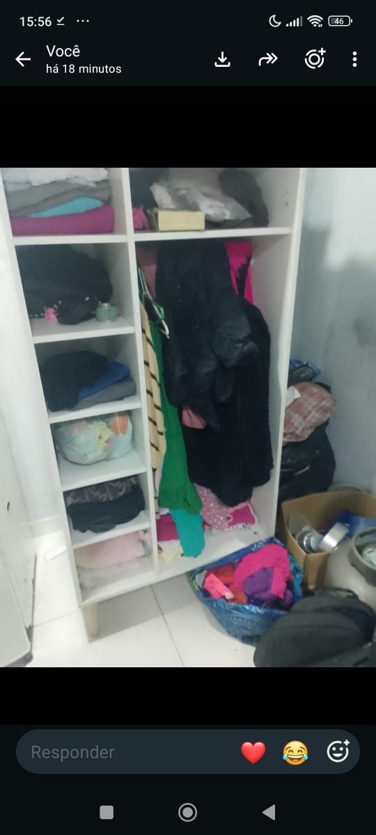 Cama de solteiro um roupeiro uma geladeira e um fogão — foto 2