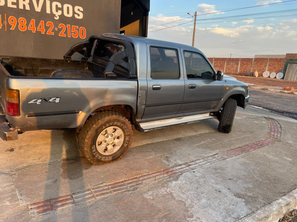 Toyota Hilux — foto 2