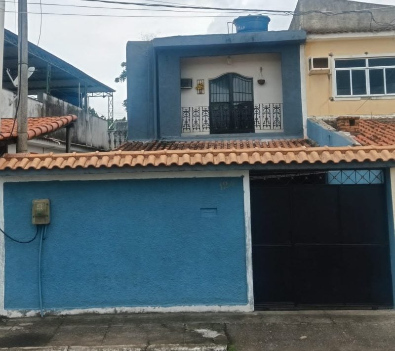 Casa em Comendador Soares com dois andares e garagem