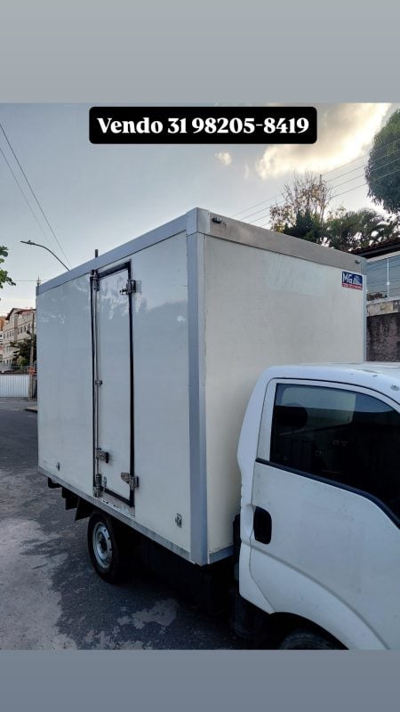 Baú isolado refrigerado seminovo p/ HR Kia