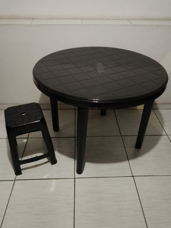 Mesa Redonda de Plástico Desmontável preta