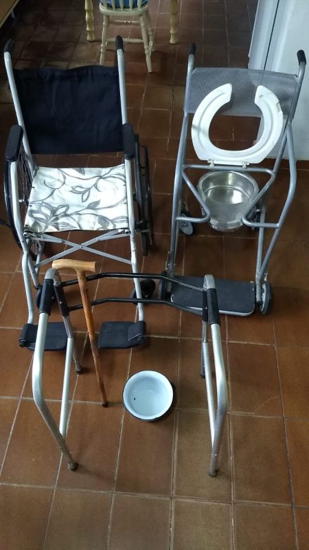 Cadeira de rodas e cadeira de banho