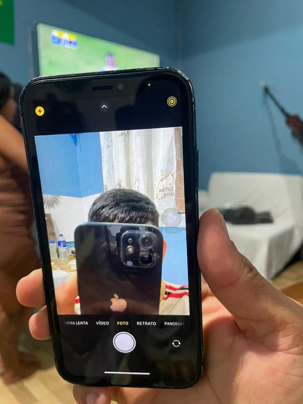 IPhone xr na carcaça do iPhone 14 pro