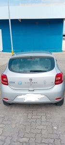 Vendo Sandero prata com GNV Geração 5 com 16 MTS, modelo 2017,2.6/8v, Carro muito novo — foto 6