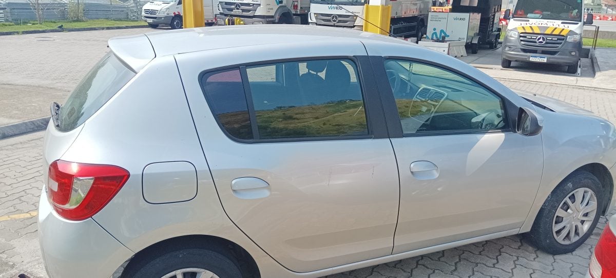 Vendo Sandero prata com GNV Geração 5 com 16 MTS, modelo 2017,2.6/8v, Carro muito novo — foto 2