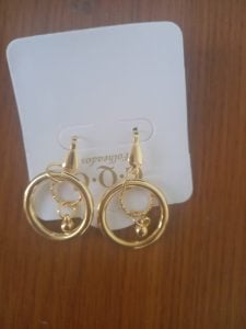 Brinco Folheado Dourado Com Argola Dupla E Pingente De Bolinha Tipo Gancho Moderno — foto 10