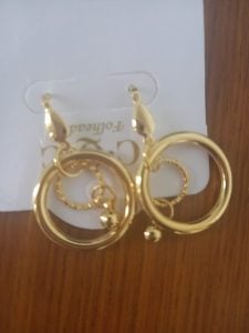 Brinco Folheado Dourado Com Argola Dupla E Pingente De Bolinha Tipo Gancho Moderno — foto 7