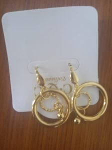 Brinco Folheado Dourado Com Argola Dupla E Pingente De Bolinha Tipo Gancho Moderno — foto 4