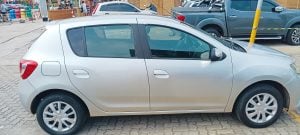 Vendo Sandero prata com GNV Geração 5 com 16 MTS, modelo 2017,2.6/8v, Carro muito novo — foto 13