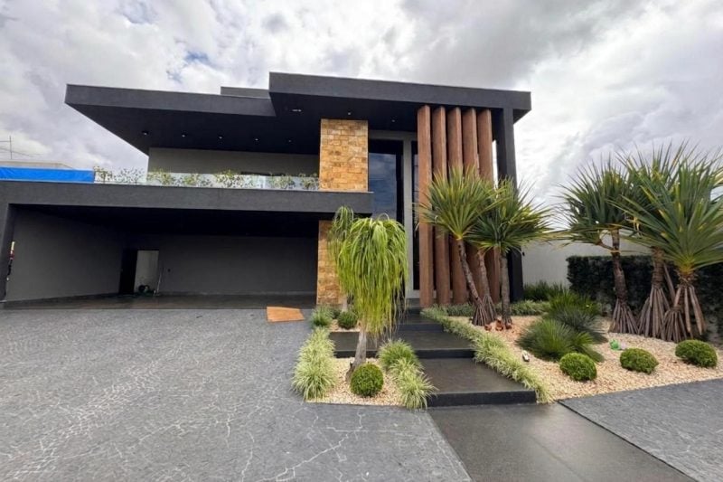 Mansão de 4 Suítes 780 m² de Área Construída