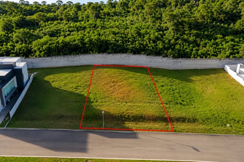 Terreno em condomínio de alto padrão com 450 m² privativos