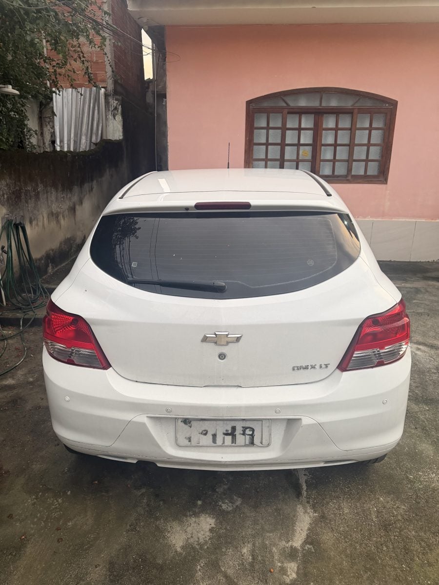 Onix LT hatch 1.0 2016 90km — foto 2