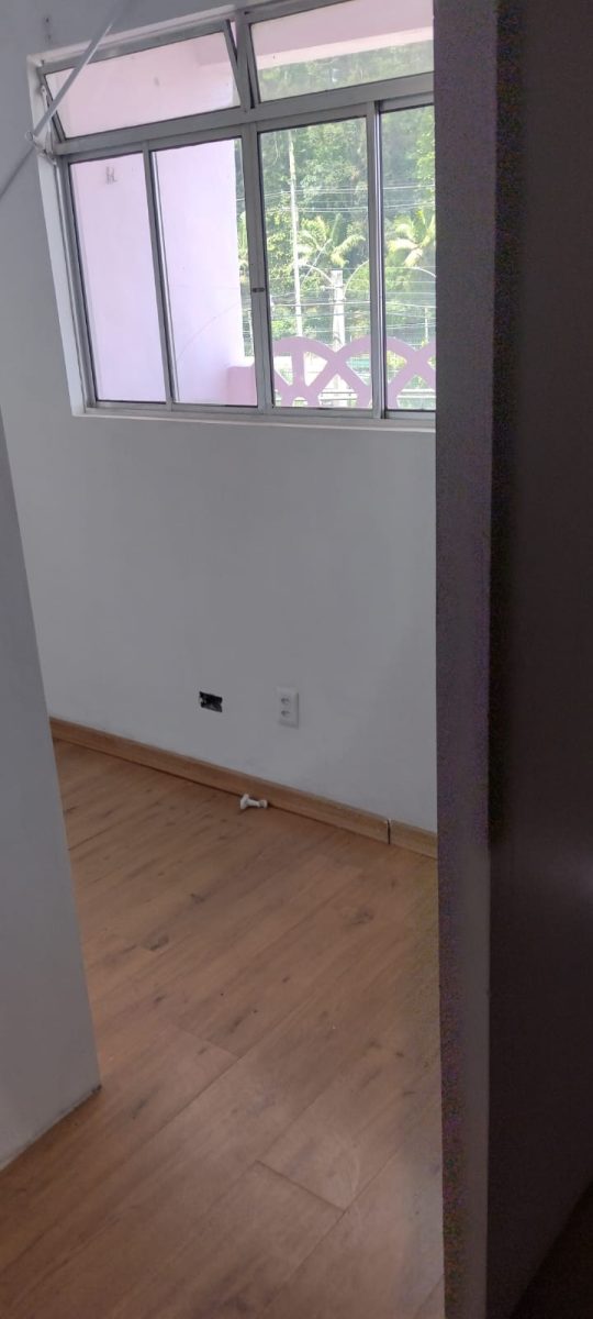 ALUGA-SE SALA COMERCIAL 60 m² Excelente localização, em frente à Estação de Trem Guapituba — foto 2
