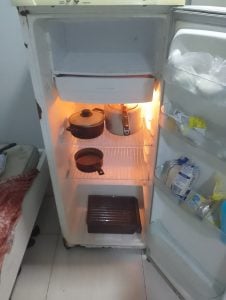 Cama de solteiro um roupeiro uma geladeira e um fogão — foto 4