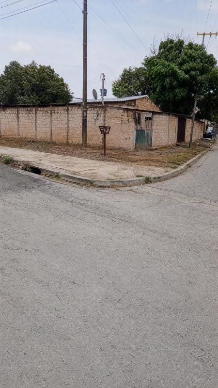 Lote de esquina com casa de 3 quartos no Jardim Boa Esperança Aparecida de Goiânia