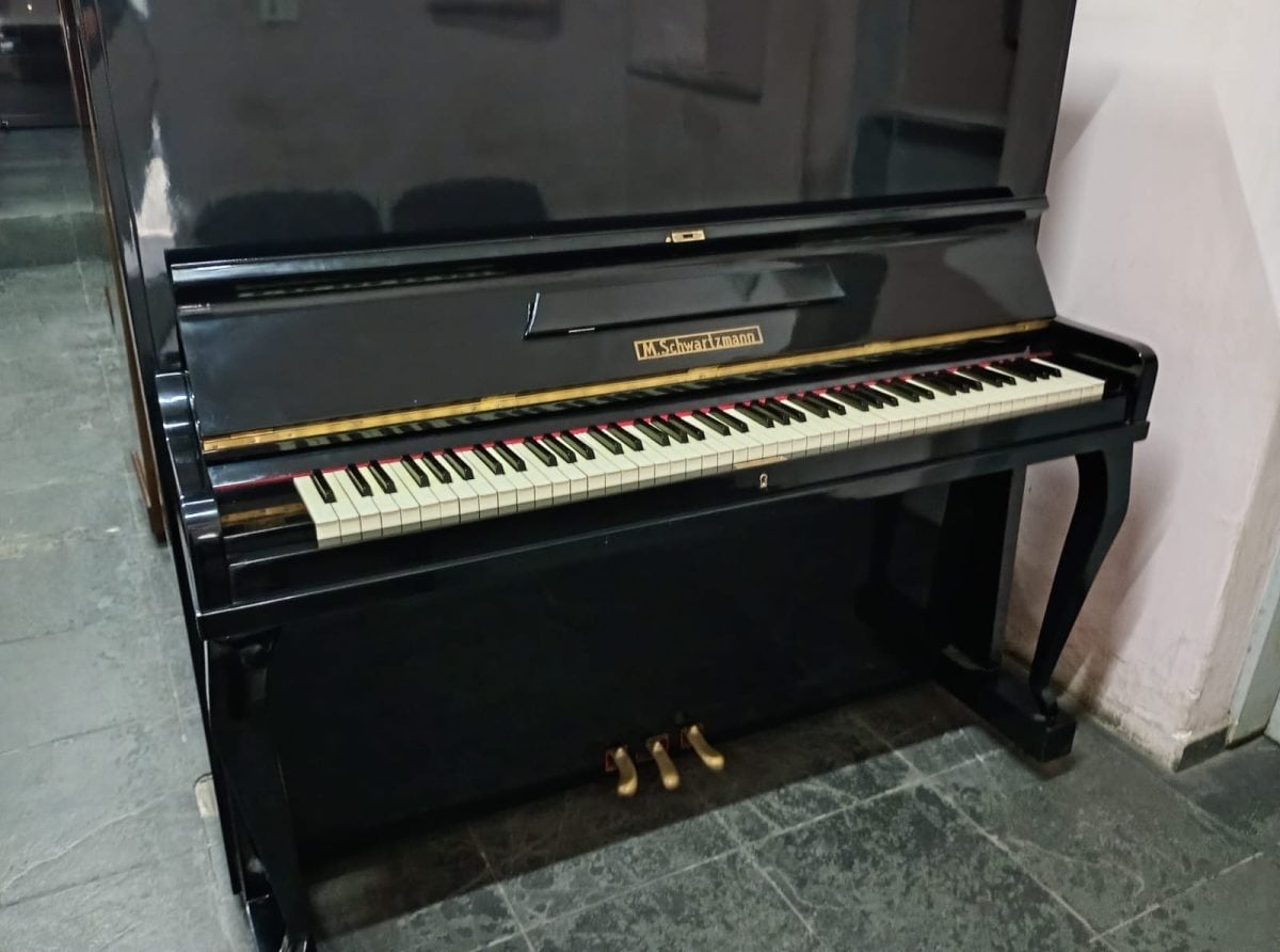 Piano modelo armário semi novo importado — foto 2