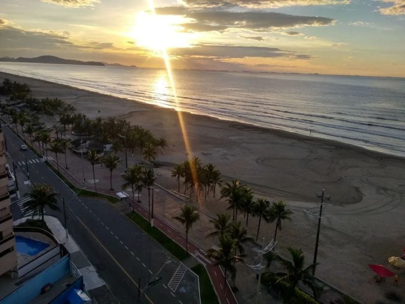 Apartamento 2 Quartos Vista Mar e Pé na Areia em Vila Mirim- Praia Grande