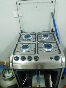 Cama de solteiro um roupeiro uma geladeira e um fogão — foto 5