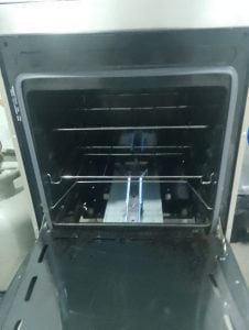 Cama de solteiro um roupeiro uma geladeira e um fogão — foto 6