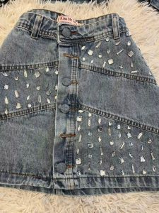 Novo terno jeans com jaqueta curta de diamante e saia curta de cintura alta. — foto 4