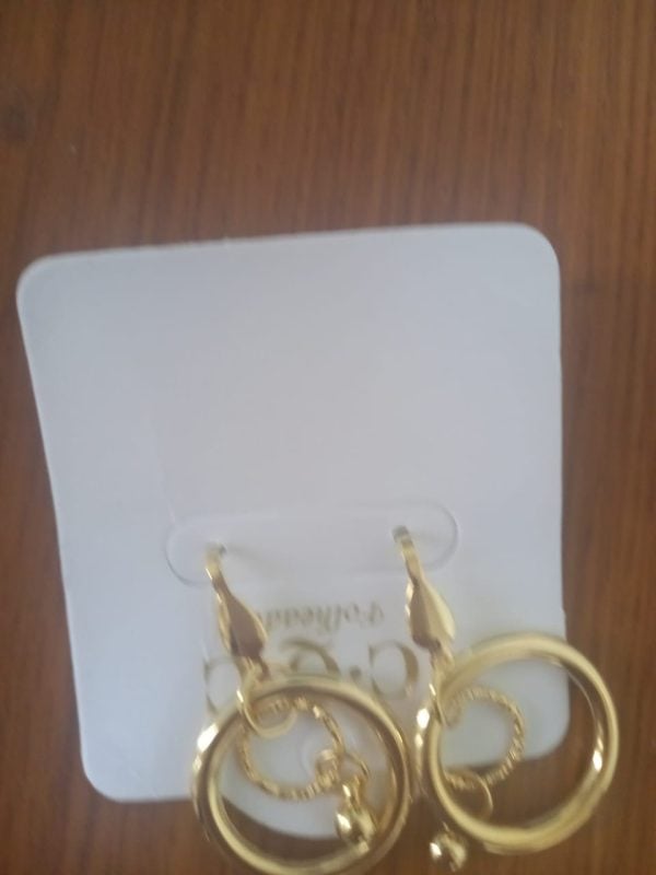Brinco Folheado Dourado Com Argola Dupla E Pingente De Bolinha Tipo Gancho Moderno