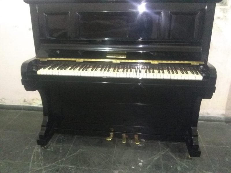 Piano modelo armário semi novo importado