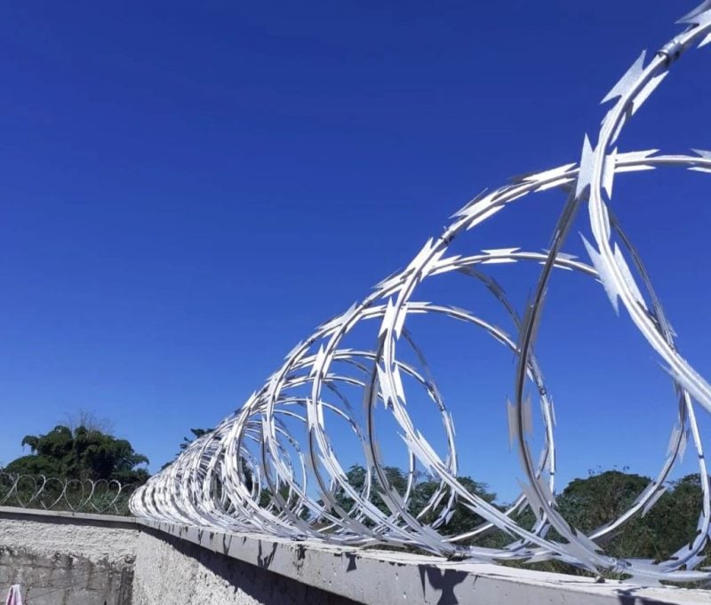 Cerca concertina dupla galvanizada ( instalada )