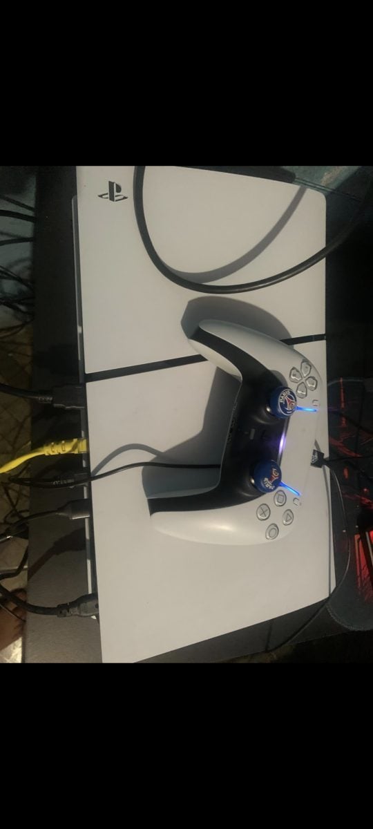 Ps5 com 1 controle e um 1 jogo pra usar — foto 2