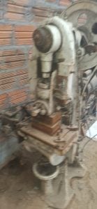 VENDO PRENSA MECÂNICA 5 TONELADAS - FUNCIONANDO Prensa excêntrica de bancada 5T Motor 1,5 — foto 4