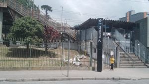 ALUGA-SE SALA COMERCIAL 60 m² Excelente localização, em frente à Estação de Trem Guapituba — foto 4