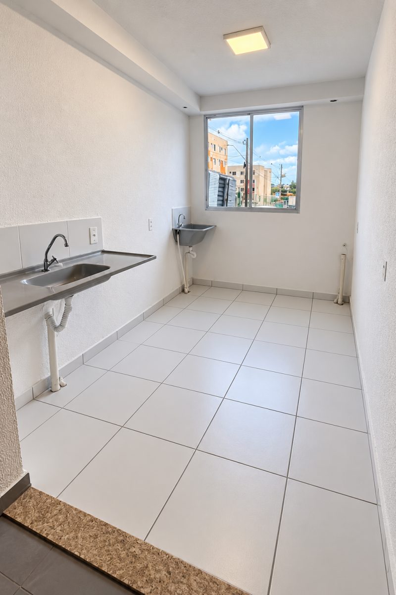 Oportunidade - Apartamento reformado, 2 qts, sala, cozinha, área de serviços e banheiro. — foto 2