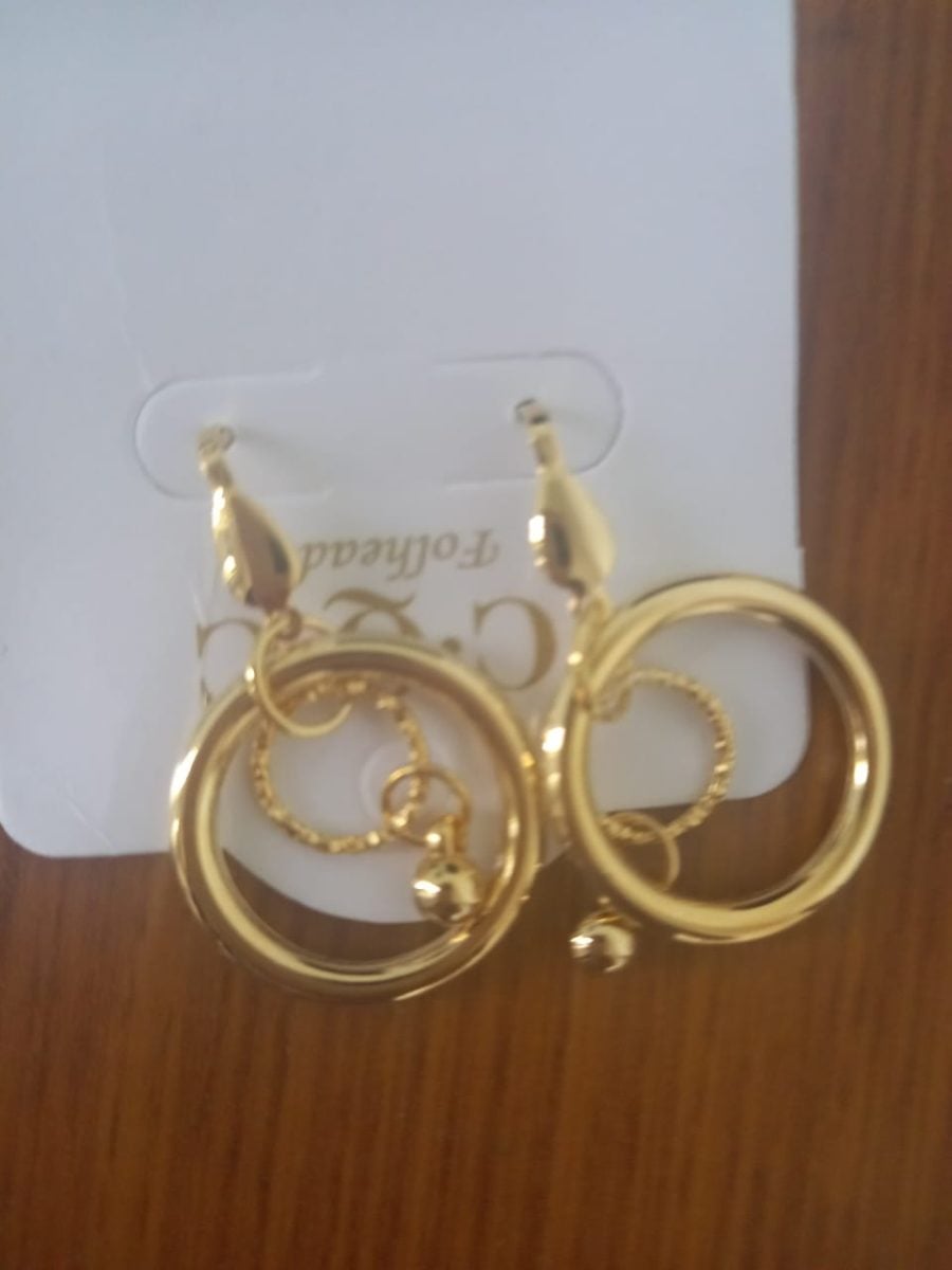 Brinco Folheado Dourado Com Argola Dupla E Pingente De Bolinha Tipo Gancho Moderno — foto 2