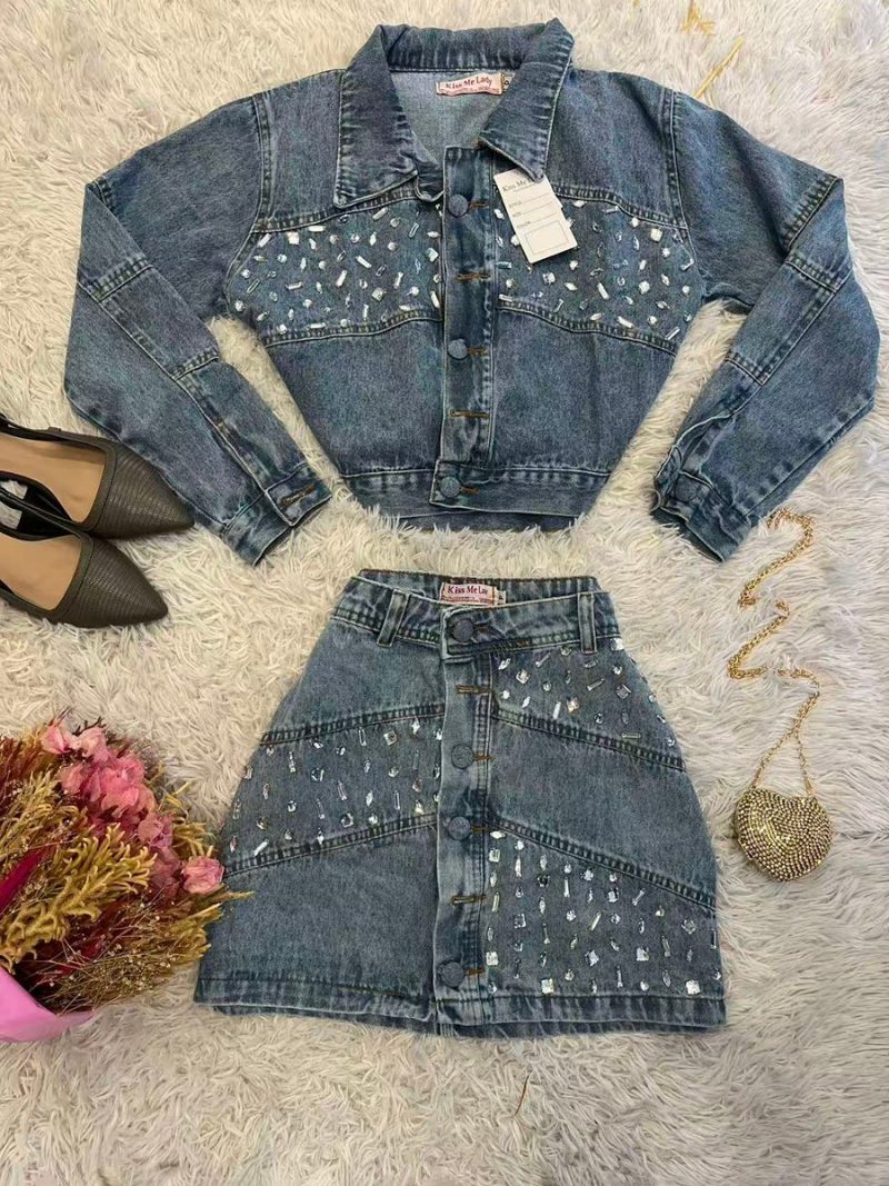 Novo terno jeans com jaqueta curta de diamante e saia curta de cintura alta. — foto 2