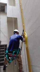 Instalação de Tubulação de Gás com Acesso por Rapel — foto 3
