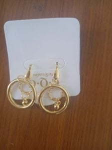 Brinco Folheado Dourado Com Argola Dupla E Pingente De Bolinha Tipo Gancho Moderno — foto 11