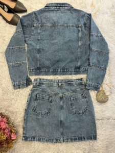 Novo terno jeans com jaqueta curta de diamante e saia curta de cintura alta. — foto 5