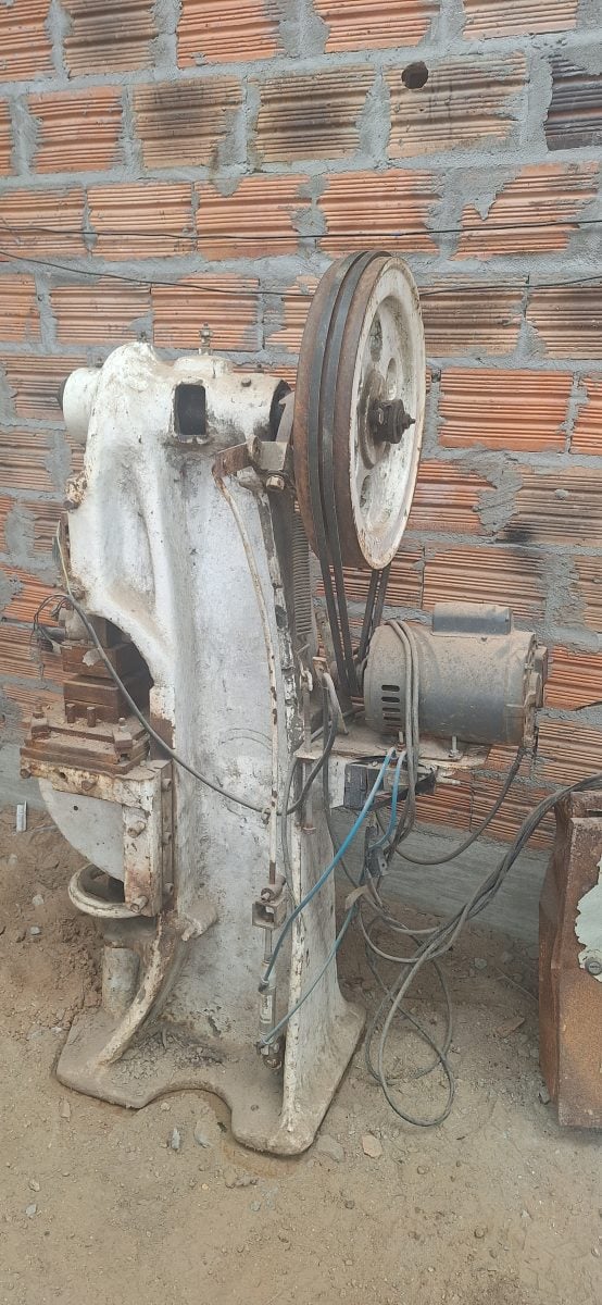 VENDO PRENSA MECÂNICA 5 TONELADAS - FUNCIONANDO Prensa excêntrica de bancada 5T Motor 1,5 — foto 2