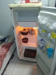 Cama de solteiro um roupeiro uma geladeira e um fogão — foto 3