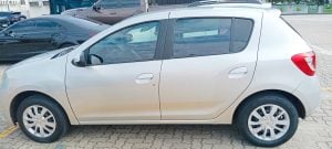 Vendo Sandero prata com GNV Geração 5 com 16 MTS, modelo 2017,2.6/8v, Carro muito novo — foto 5