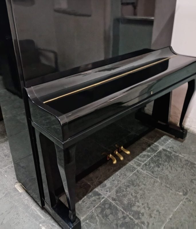 Piano modelo armário semi novo importado