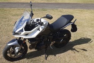 TIGER Sport 660 2025 Branca Metálica seminova garantia de fábrica 4.500 km IPVA 26 Quitada — foto 4