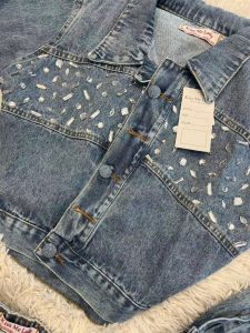 Novo terno jeans com jaqueta curta de diamante e saia curta de cintura alta. — foto 3