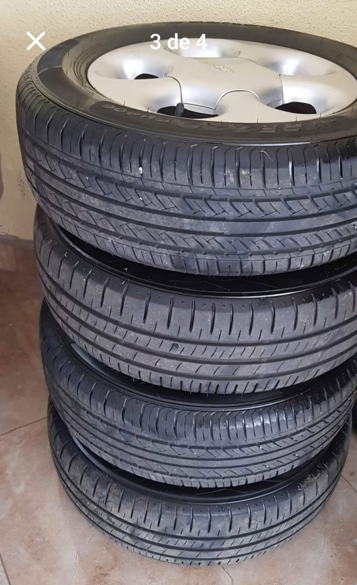 Jogo de rodas e pneu courier original — foto 2