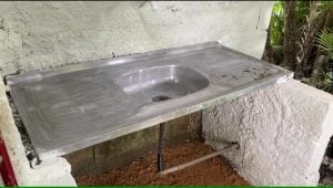 Casa 2 cômodos vendo barato em Juquiá reformada elétrica hidráulica pintura aceito carro — foto 4